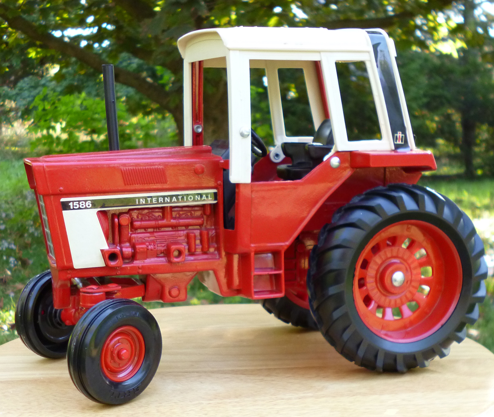 Включи красный трактор. Красный трактор. Трактор игрушечный. Красный трактор игрушка. Маленький трактор.